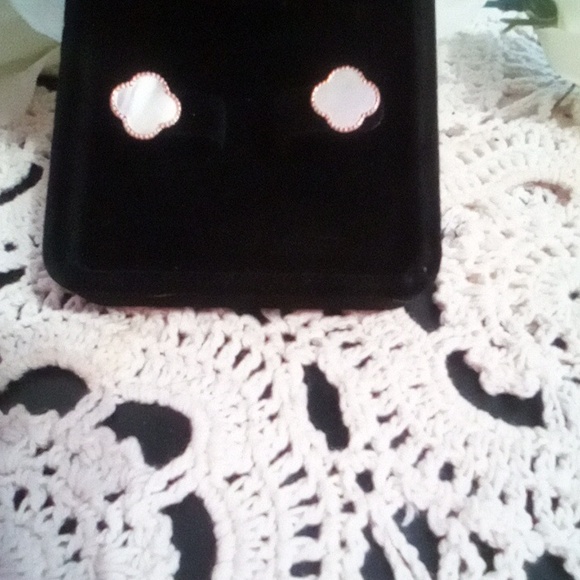 Beautiful Design Earrings - Picture 3 of 4